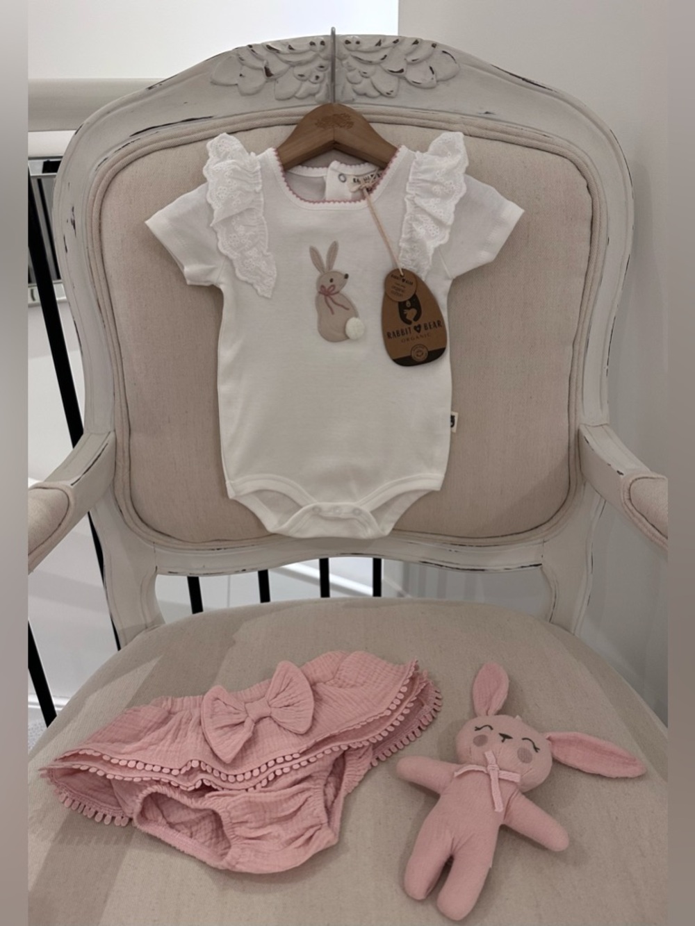 🩰 3~6 Mth Organic Cotton Baby Outfit Set with Eyelet Ruffle & Bunny Applique NWT